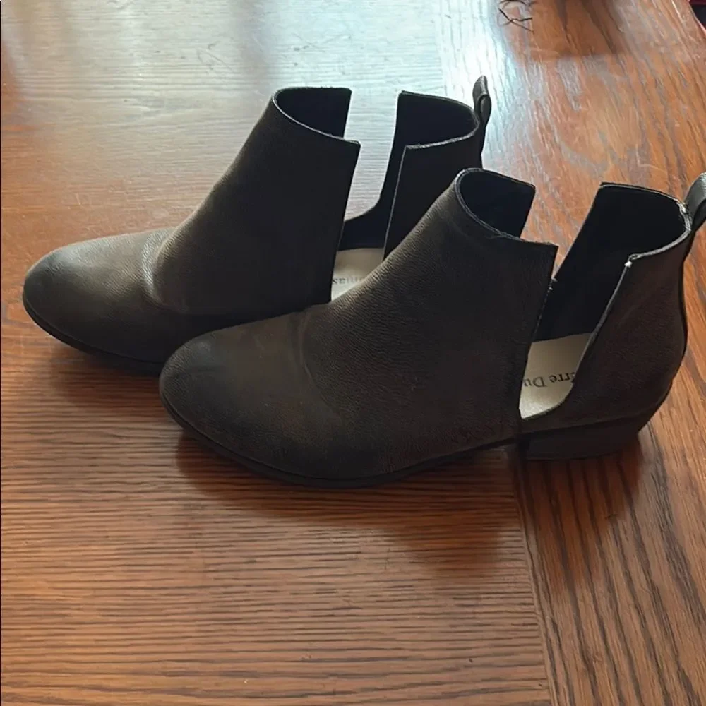 Pierre Dumas size 9 boot, a light and dark brown color, depending on light